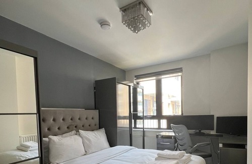 Park Royal Apartment | Large En-suite in Shared Apartment