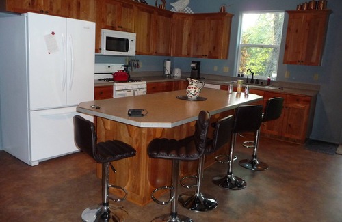 Mill City House | Large Family Friendly House on the Santiam River w/Hobbit Door!