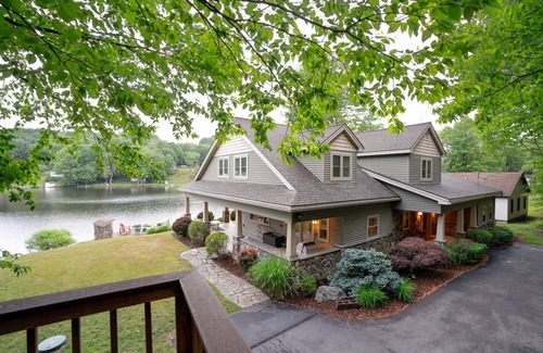 Lakeside House | Large Family Getaway, Lake House, Fall Foliage, and Winter Adventures.