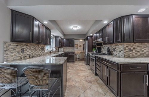 Rockford House | large family home, hot-tub, sauna, quiet and safe area, close to everything!