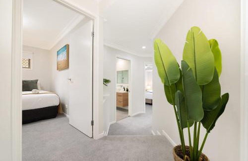 Taringa House | Large Family Pool Home in Taringa 6km to CBD Pets