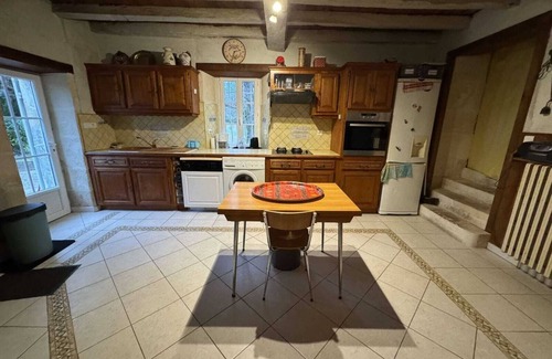 Saint-Genis-de-Saintonge House | Large freestone house surrounded by large green spaces