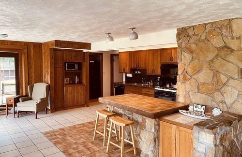 Force House | Large fully-furnished family home nestled in beautiful elk country.