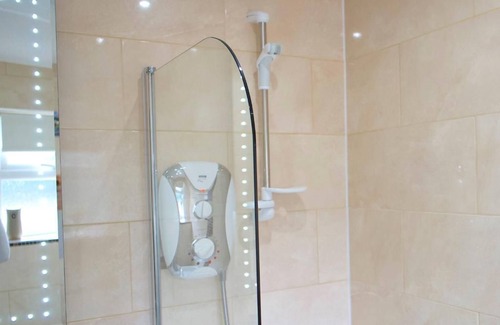 Smethwick House | ★ Large Gated Home ★ Extension Added ★ City Links!