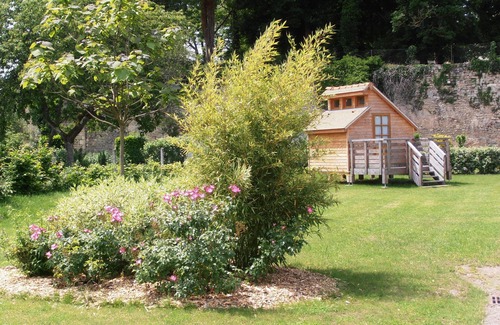 Decize Cottage | Large gîte in wooded grounds close to town center