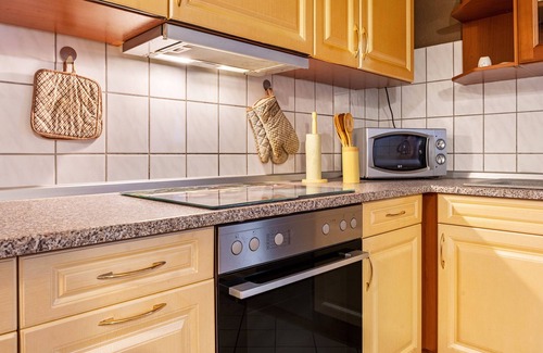 Trollenhagen Apartment | Large Holiday Apartment with Garden, Private Terrace and Wi-Fi in the Basement