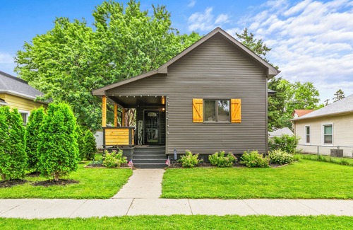 Near South House | Large home centrally located; walk to Zoo, Sunken Gardens or Telegraph District.