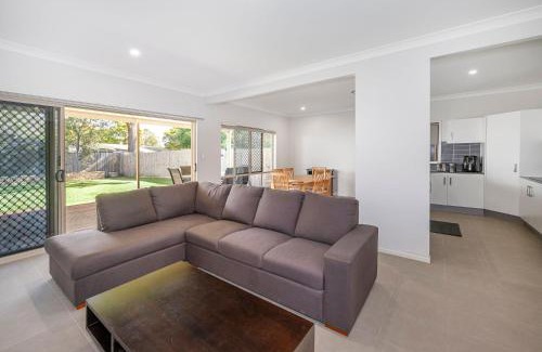 Northgate House | Large house 7 mins from Airport