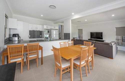 Northgate House | Large house 7 mins from Airport