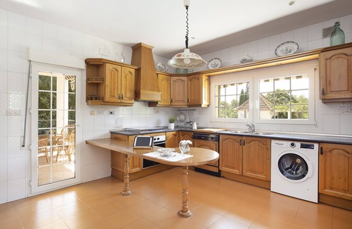 Parque de Cubillas House | Large house with pool, sports facilities and barbecue ideal for families