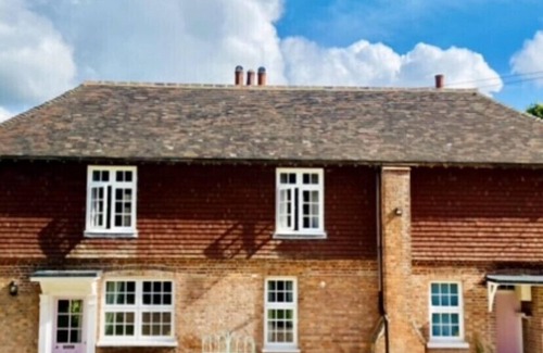 Wadhurst Cottage | Large house with tennis court in Wadhurst. Sleeps up to 10. Near to Bewl Water.