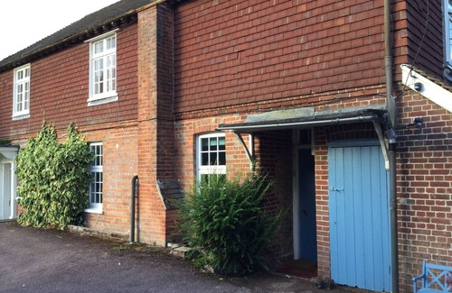 Wadhurst Cottage | Large house with tennis court in Wadhurst. Sleeps up to 10. Near to Bewl Water.