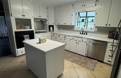 Milledgeville House | Large Lake Front Home 10 min from Downtown Milledgeville. 5 Bed, 2.5 Bath