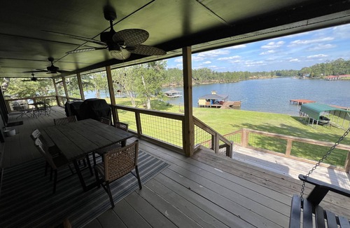 Milledgeville House | Large Lake Front Home 10 min from Downtown Milledgeville. 5 Bed, 2.5 Bath