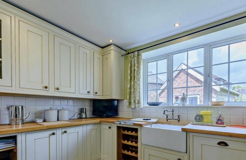 Ford House | Large, Lovely 1814 Farmhouse, Renovated & Modernised. Large Spacious Rooms