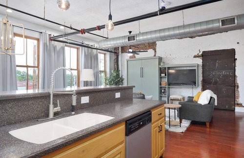 Springfield Apartment | Large loft apartment with Wifi and AC in Springfield