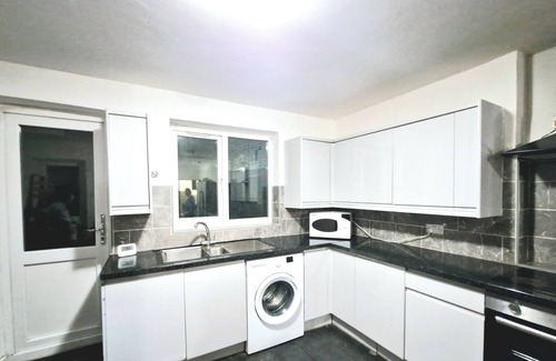 Plaistow South House | Large London 6 bedroom home away from home. Free parking, free WiFi.