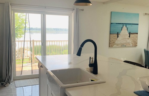Valentia House | Large, Luxurious, and Spacious Year-Round Lakefront Cottage (4 Bedroom)