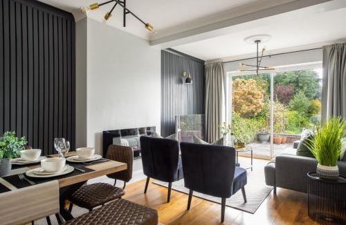 Olton House | Large Luxury Solihull 5 Bedroom House - The Residence - Close to NEC - Sleeps 9