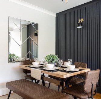 Olton House | Large Luxury Solihull 5 Bedroom House - The Residence - Close to NEC - Sleeps 9