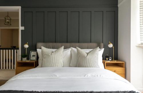 Olton House | Large Luxury Solihull 5 Bedroom House - The Residence - Close to NEC - Sleeps 9