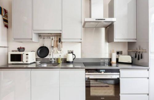 South Richmond Apartment | Large Luxury Studio in Heart of Richmond