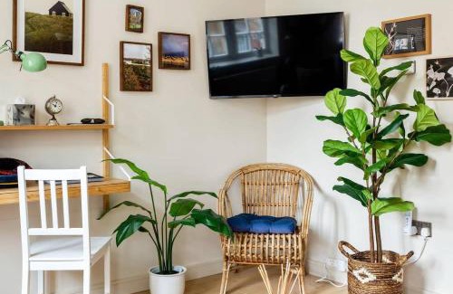 South Richmond Apartment | Large Luxury Studio in Heart of Richmond