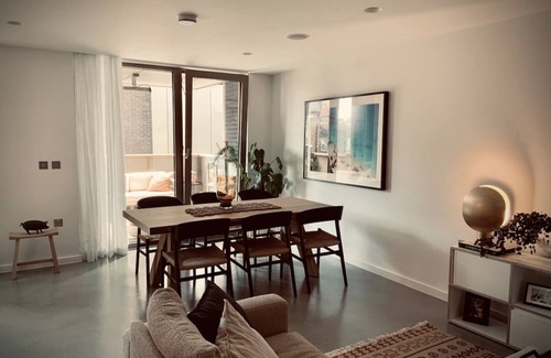 Hackney Apartment | Large, modern East London Apartment with two big balconies