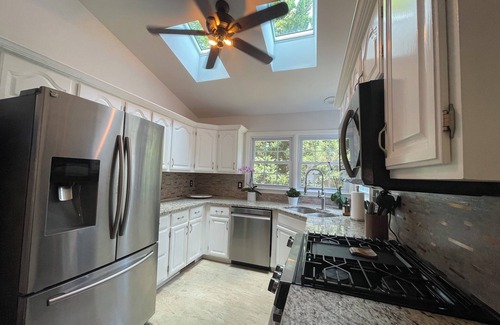 Springfield House | Large Modern Home w/2 Car Garage & Fenced Yard. Pet Friendly. 20 min to DC.