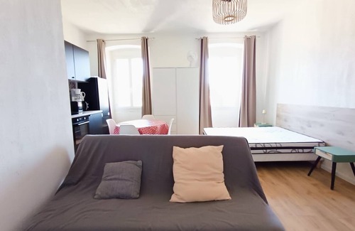Corte Apartment | Large new studio 30 m2 full center 13 cours paoli wifi washing machine bright