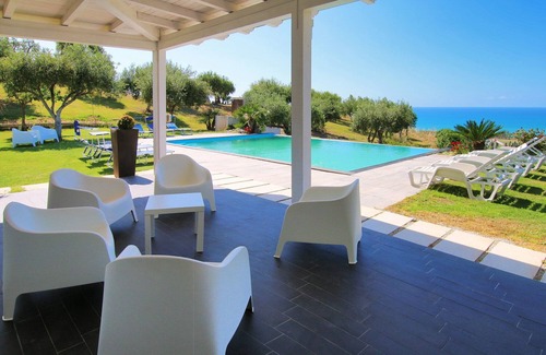 Campofelice di Roccella Villa | Large property with big Garden, Golf, Private Pool, Sea View, Wi-Fi, Air Condit