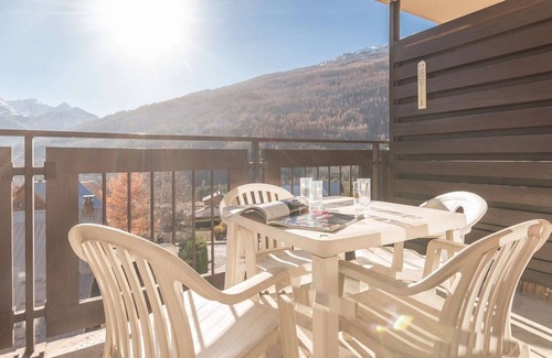 Forville Apartment | Large quiet studio for 5, parking, balcony, Briançon