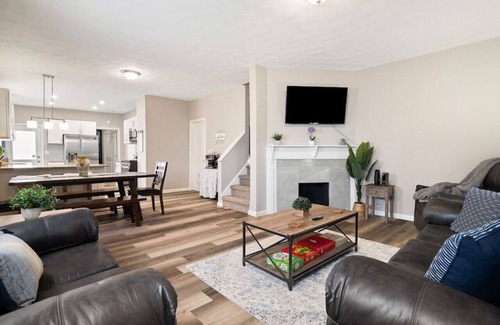 Detroit - Shoreway Apartment | Large Remodeled 4 Bedroom! Only 7 Minutes to Downtown!