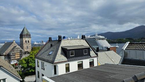Alesund House | Large room, unique loftspartment, balcony, free parking