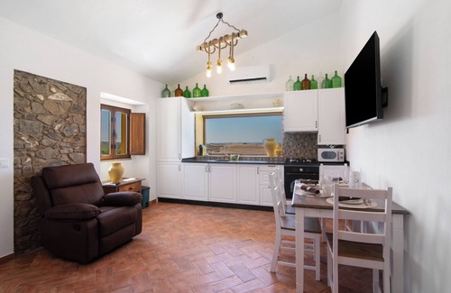 Espirito Santo Apartment | 'Large' Room with Mountain View, Wi-Fi and Air Conditioning