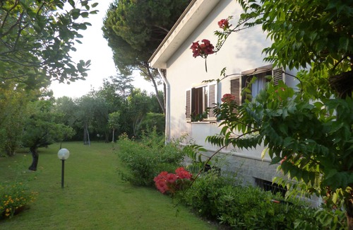 Colonia Elena Villa | Large single-family villa with 1300 sq m tree-lined garden a stone's throw from the sea