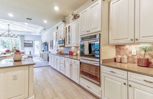 St. Augustine House | LARGE Spacious home, OutdoorKitchen, Pooltable, Sportsbar, Golfcart, Dogpark