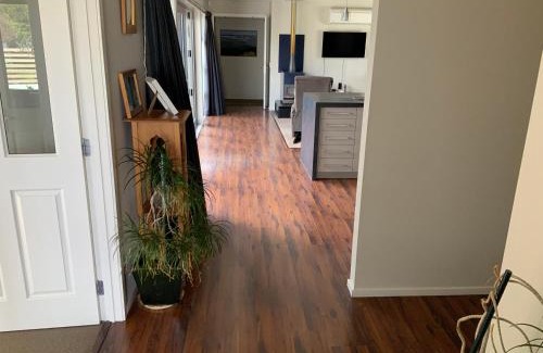 Nukuhau House | Large stand alone home with two living areas.