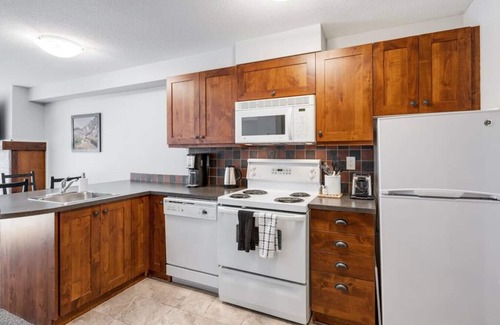 East Kootenay Condo | LARGE Studio | Ski In/Out | Pools & Hot Tubs | Central Upper Village Location
