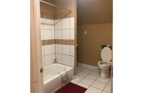 New Castle Apartment | Large Studio Space For Girls Trip & Sleepovers