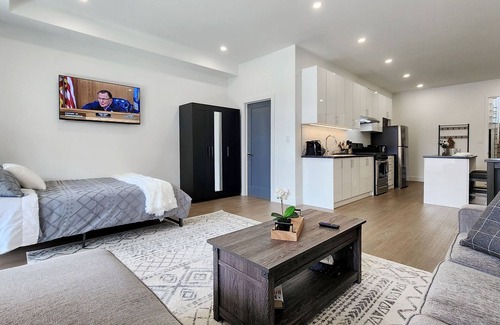 Alderwood House | Large studio with parking, 15 min to Downtown and Airport