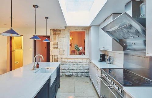 Cheltenham House | Large Stylish Luxury Cotswold Cottage - ideal for families, w/EV charging