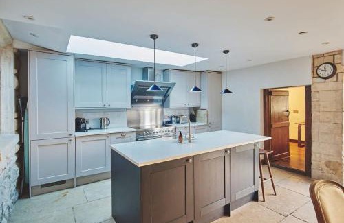 Cheltenham House | Large Stylish Luxury Cotswold Cottage - ideal for families, w/EV charging