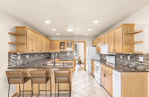 Everson House | Large Traveler friendly 3 bedroom Rambler minutes to amenities!
