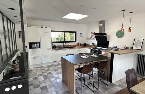 Larmor-Plage House | Large vacation home with swimming pool. 500m from shops and beach.