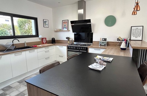Larmor-Plage House | Large vacation home with swimming pool. 500m from shops and beach.