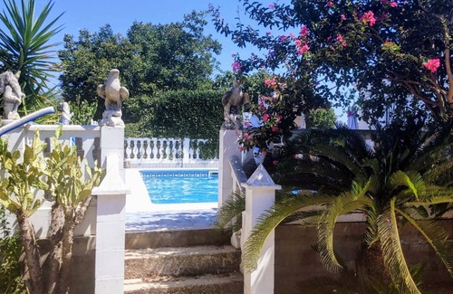 Alzira Villa | Large villa with tennis court and swimming pool, 25 minutes from the beach. Ideal for families.