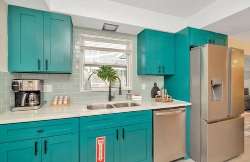Largo House | Largo Private Heated Pool 12 min to Beach Sleeps 12