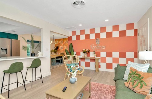 Largo House | Largo Private Heated Pool 12 min to Beach Sleeps 12