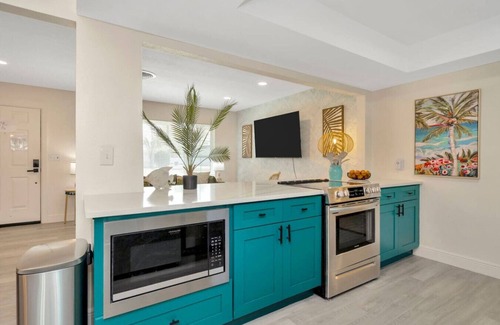 Largo House | Largo Private Heated Pool 12 min to Beach Sleeps 12
